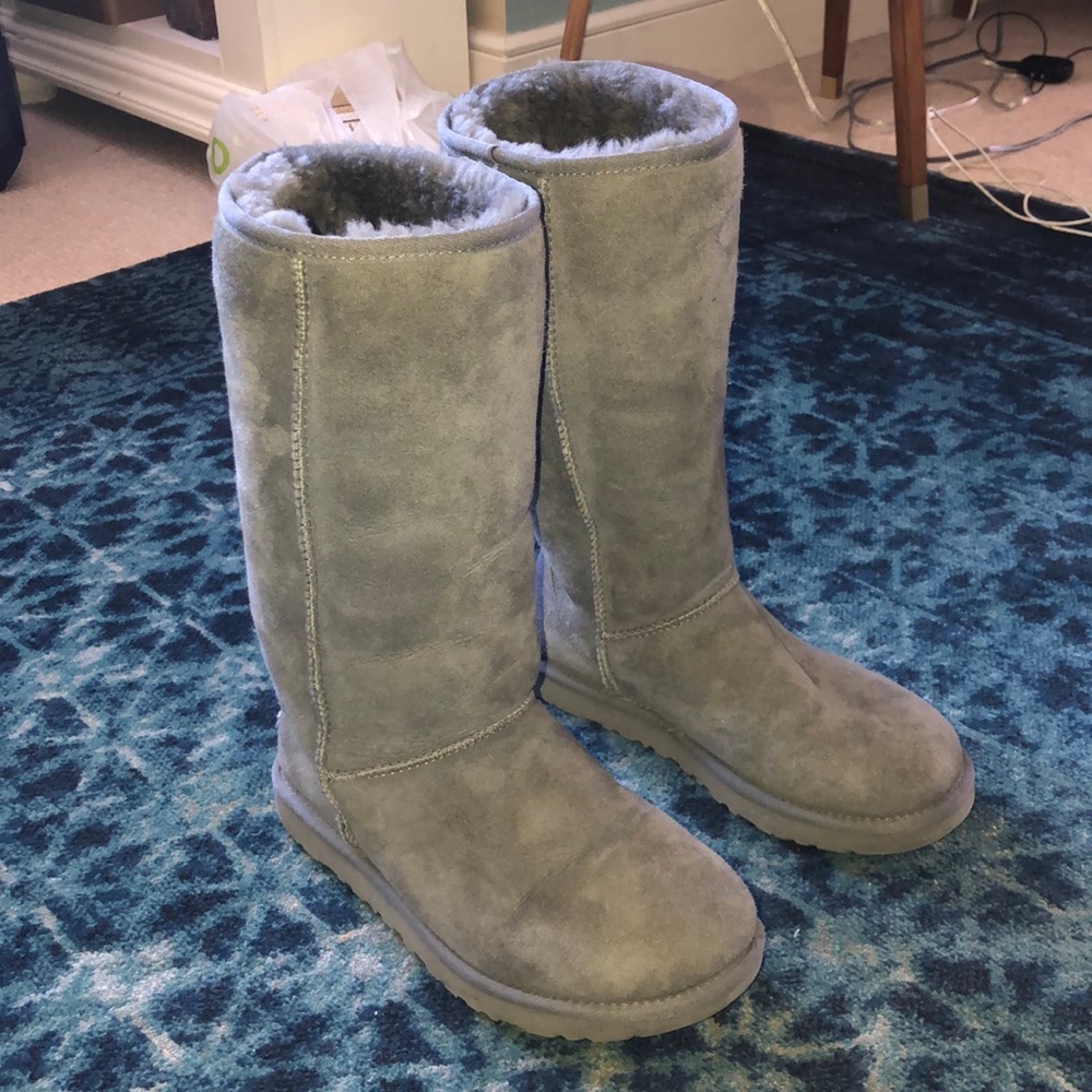 UGG - NEW- tall gray size 8